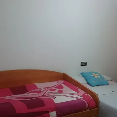 Plaza Del Oeste 4 Dormitorios, 2 Banos , Parking شقة